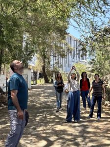 תירגול צילום בגן הבוטני במהלך הסדנה. צילום: ערן שורצפוקס
